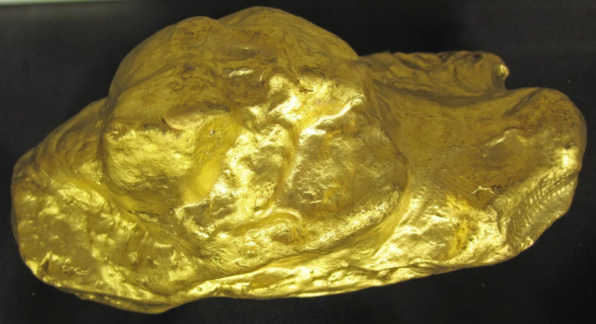 Пенсионер с неисправным металлоискателем нашел самый большой самородок золота в Англии (фото)