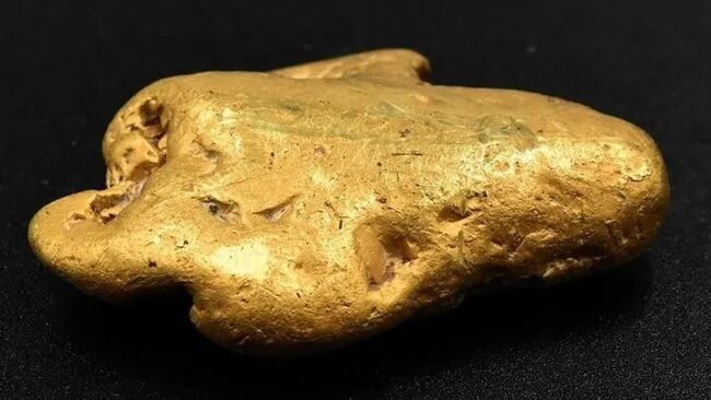 Пенсионер с неисправным металлоискателем нашел самый большой самородок золота в Англии (фото)