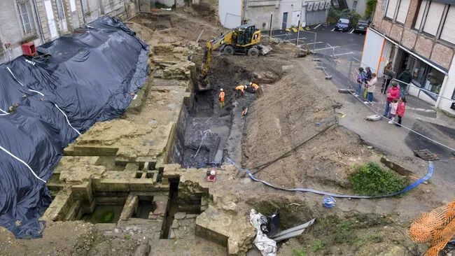 Во Франции под отелем обнаружили укрепленный замок 14 века и ров (фото)