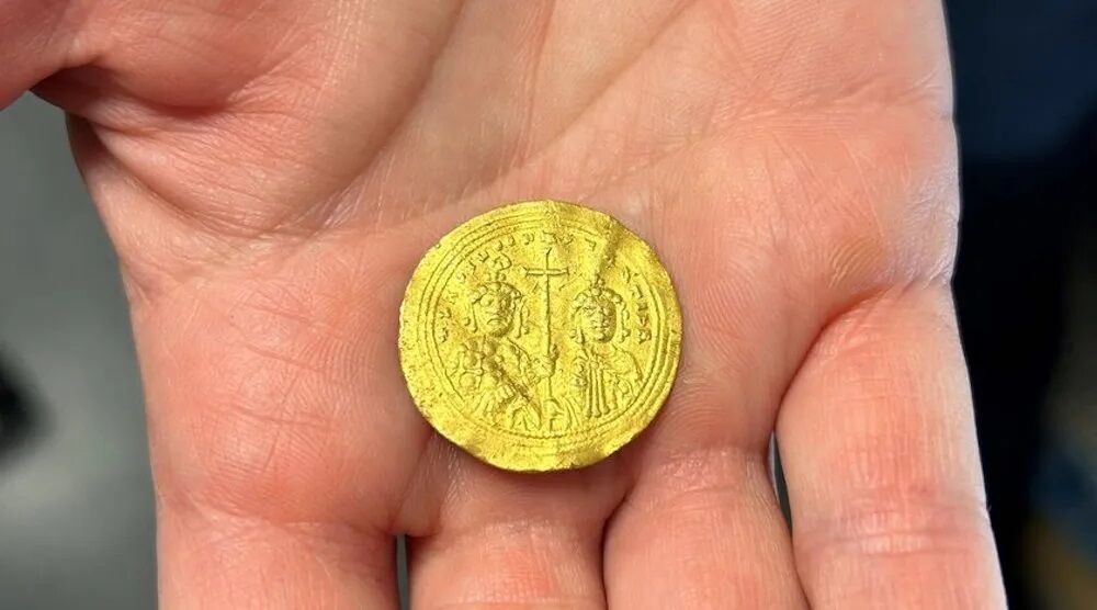 In Norway, a metal detector finds a Byzantine gold coin with the ''face of Jesus'' (photo)