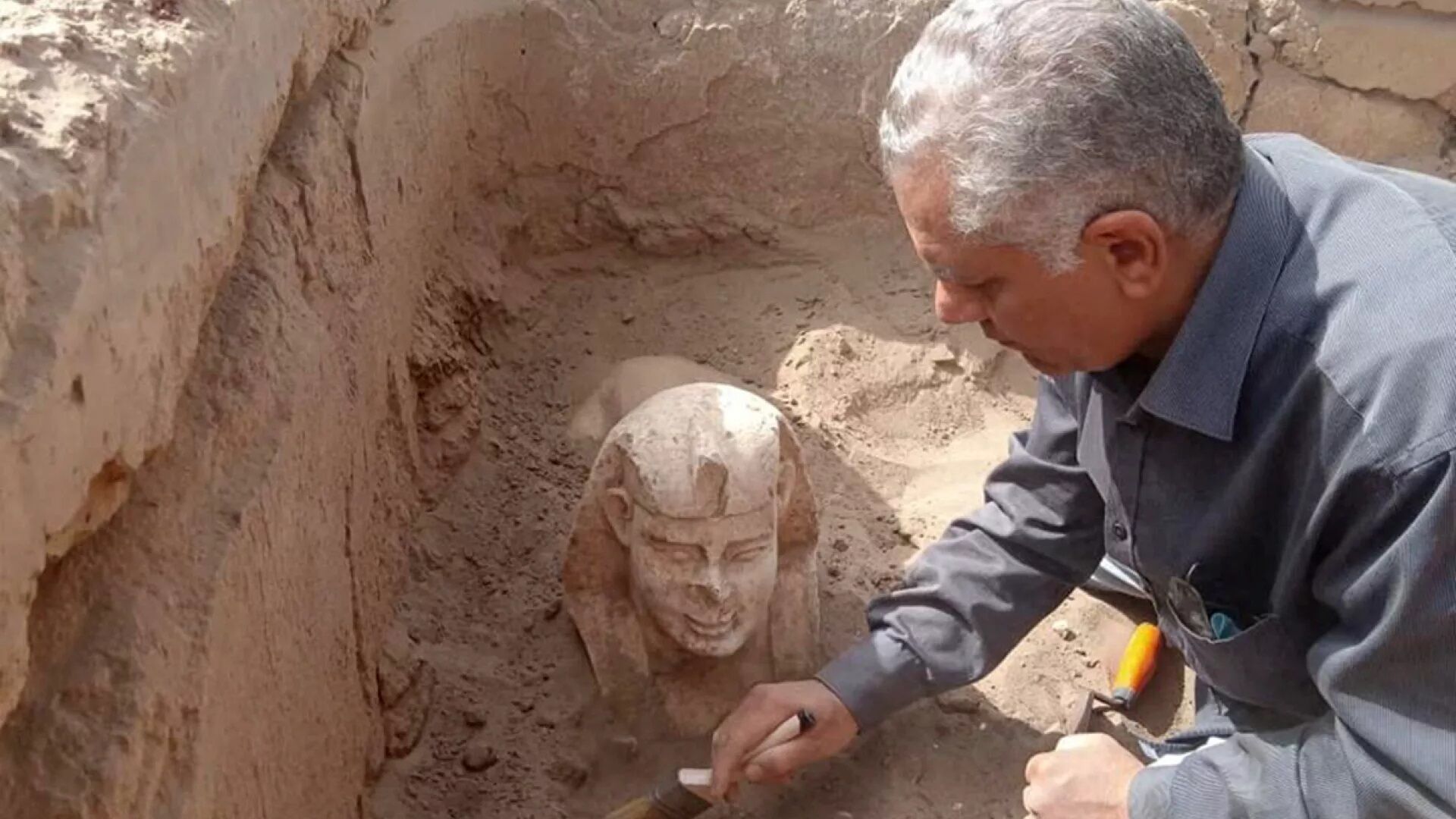 У Єгипті археологи розкопали ''усміхненого'' сфінкса з обличчям відомої людини (фото)