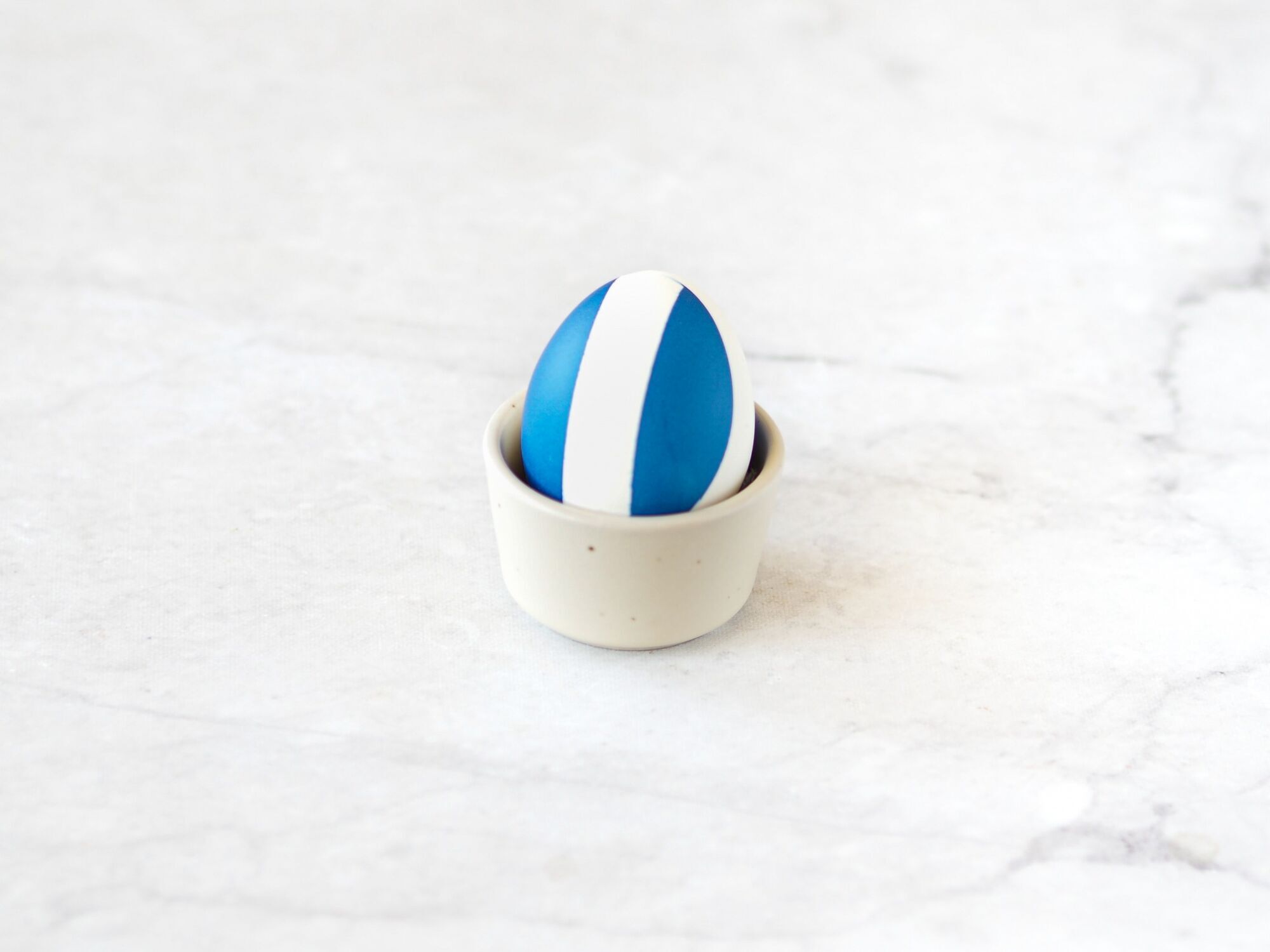 Смугасті яйця на Великдень: найпростіший спосіб креативно пофарбувати крашанки