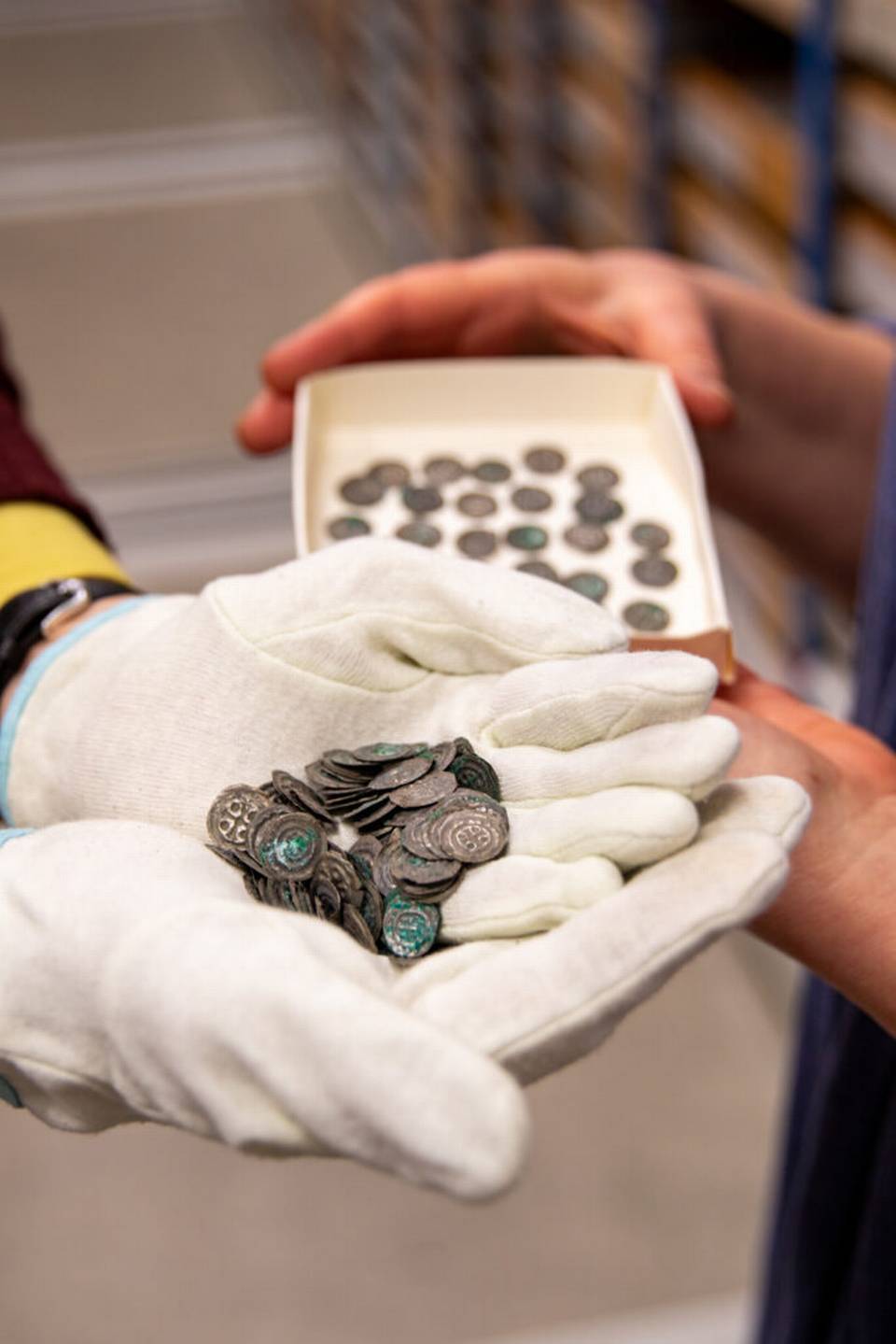 В Швеции обнаружили 170 серебряных монет в средневековой могиле: некоторые из них уникальны (фото)