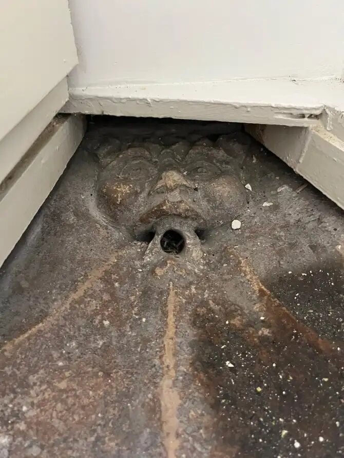 В Англии пара обнаружила в ванной комнате тайный люк, в котором лежало ''тело монстра'' (фото)