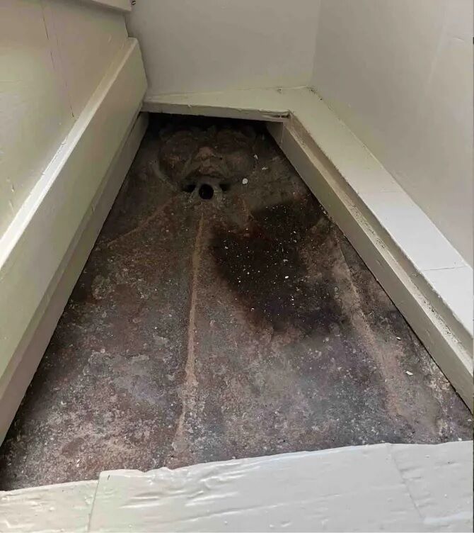 В Англії пара знайшла у ванній кімнаті таємний люк, в якому лежало ''тіло монстра'' (фото)