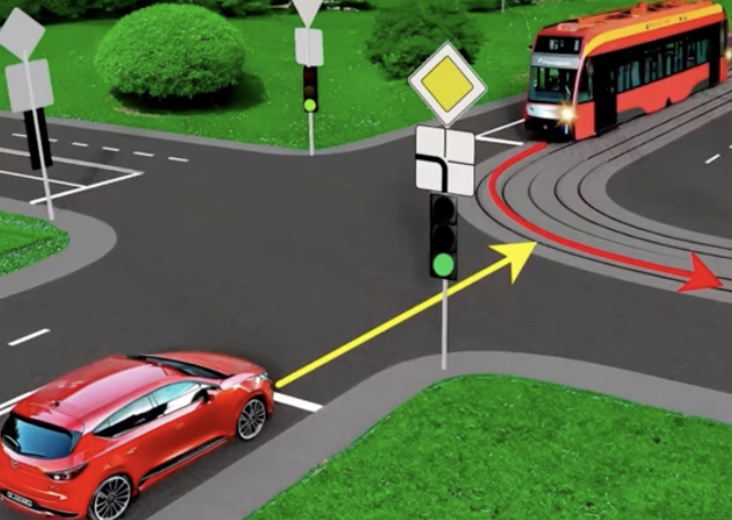 Легковых или травмай: водитель какого транспорта должен проехать перекресток вторым