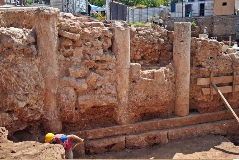 На известном турецком курорте обнаружили целую улицу с колоннами римского периода (фото)