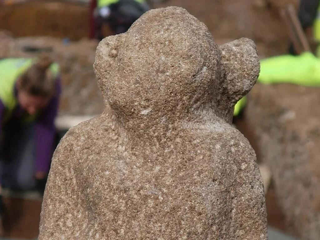 Обличчя людини, а тіло змії: у Німеччині знайшли скульптуру дивного божества (фото)