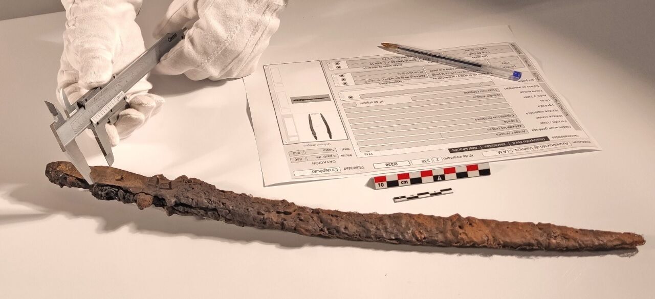 В Испании нашли воткнутым в землю уникальный меч ''Экскалибур'': находка датируется 10 веком (фото)