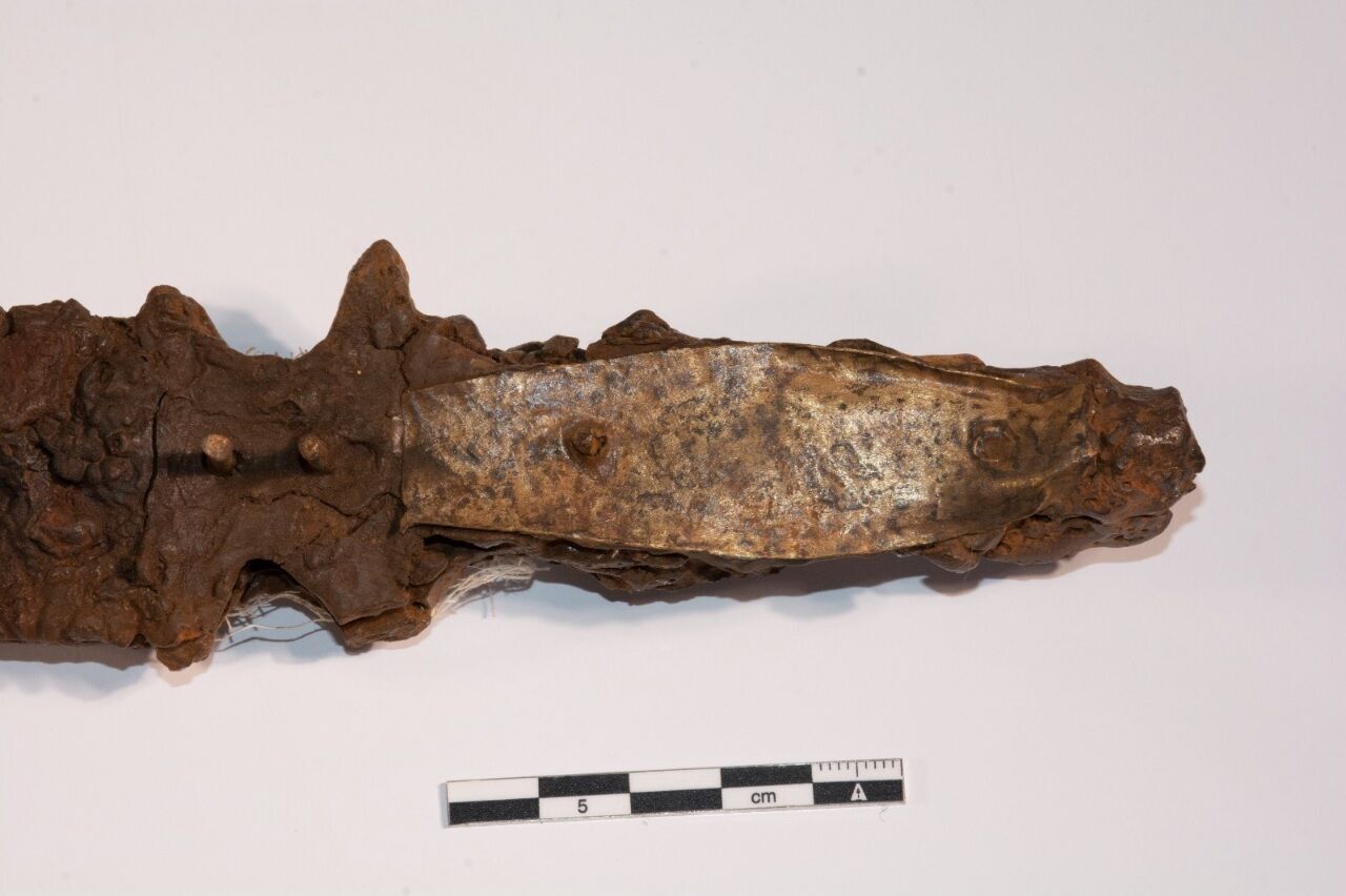 В Испании нашли воткнутым в землю уникальный меч ''Экскалибур'': находка датируется 10 веком (фото)
