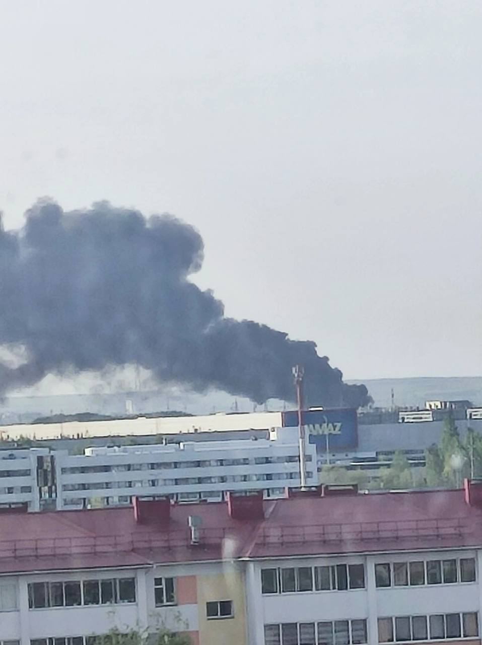 Стовп чорного диму піднявся у небо: на росії горить завод корпорації КамАЗ (фото та відео)