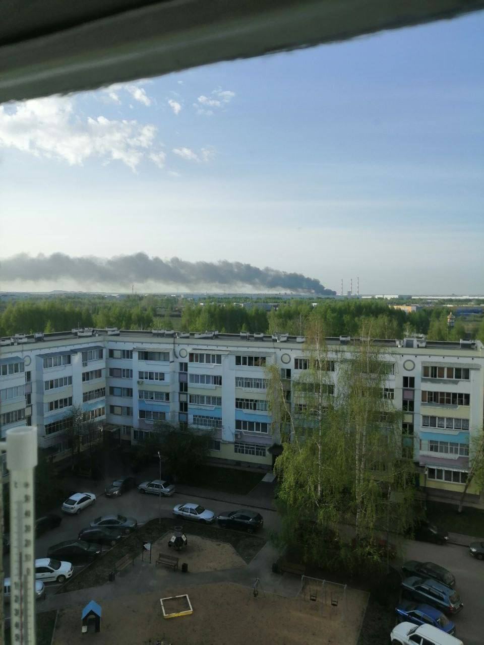 Стовп чорного диму піднявся у небо: на росії горить завод корпорації КамАЗ (фото та відео)