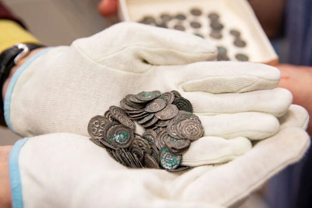 Могила була засипана монетами: археологи знайшли клад у Швеції (фото)