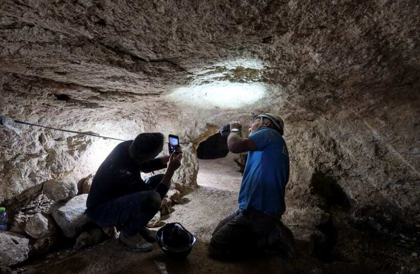 A huge 2,000-year-old underground shelter was found in Israel (photo)