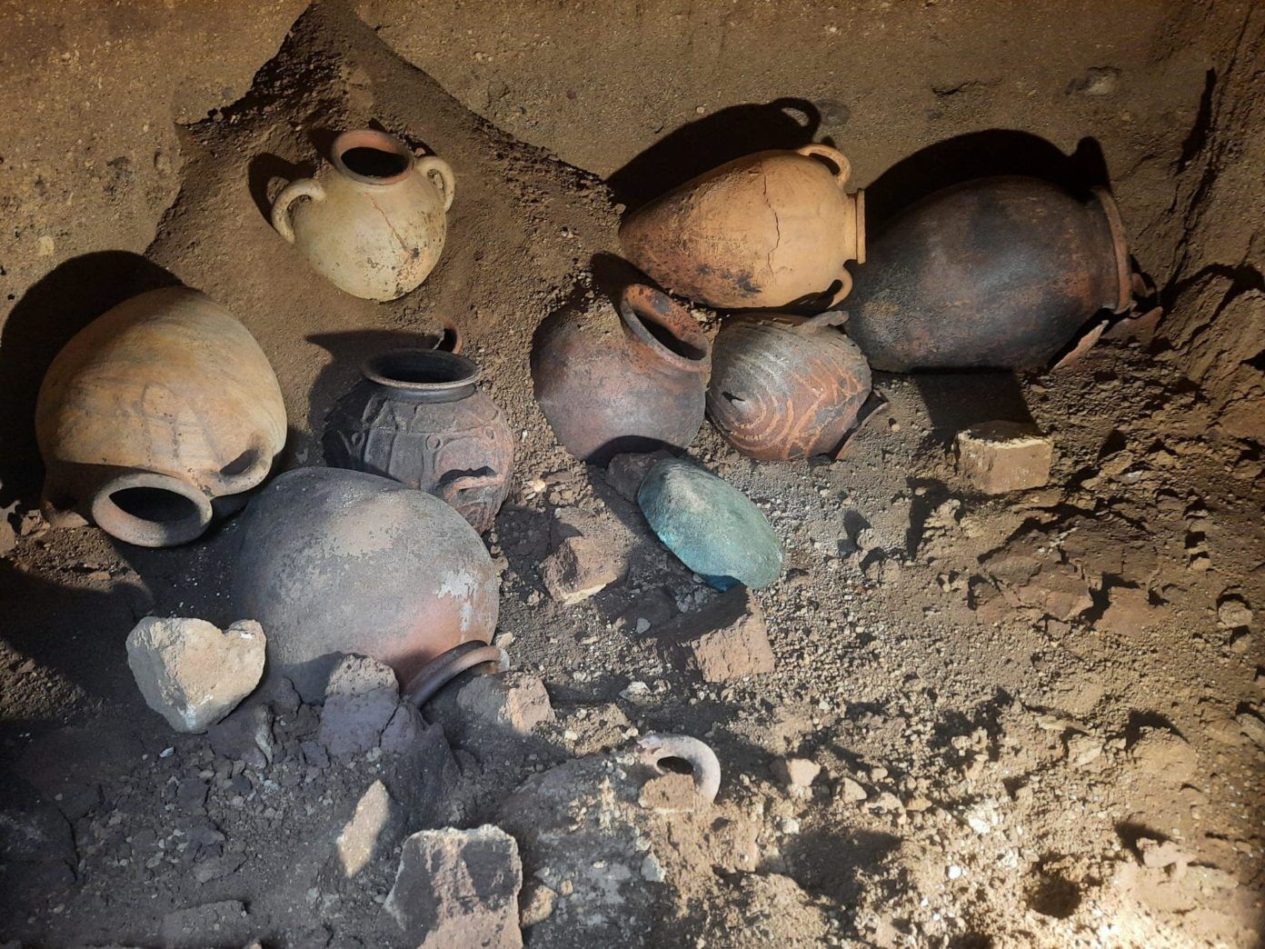 In Italy, Greek amphorae for wine were discovered in an ancient tomb (photo)