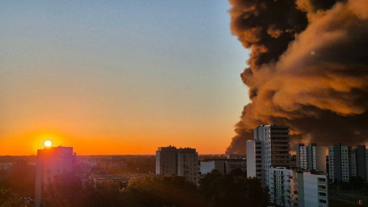 Загорелся ТЦ Marywilska 44 в Варшаве: огонь охватил 80 процентов здания (фото, видео)