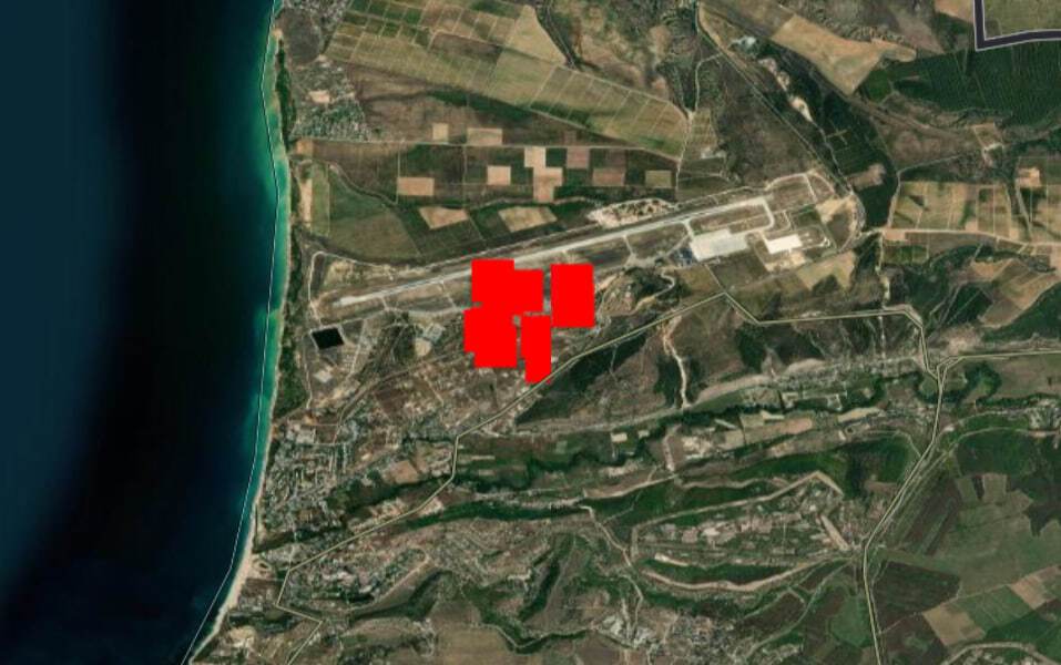 У Криму лунали вибухи: попередньо є влучання в районі аеродрому Бельбек (відео)