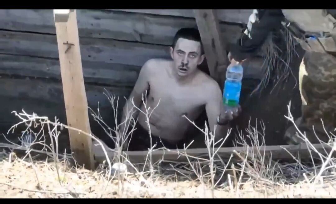 Показав приклад всім окупантам: російський солдат здався в полон дронові, щоб залишитися живим (відео)