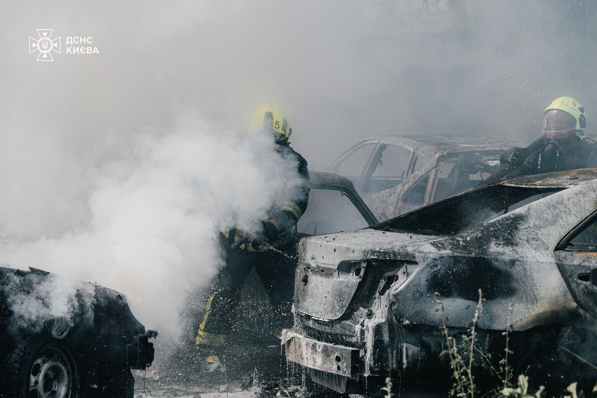 Пожар в Киеве: сгорело 30 автомобилей, автобус и десяток мотоциклов (фото, видео)