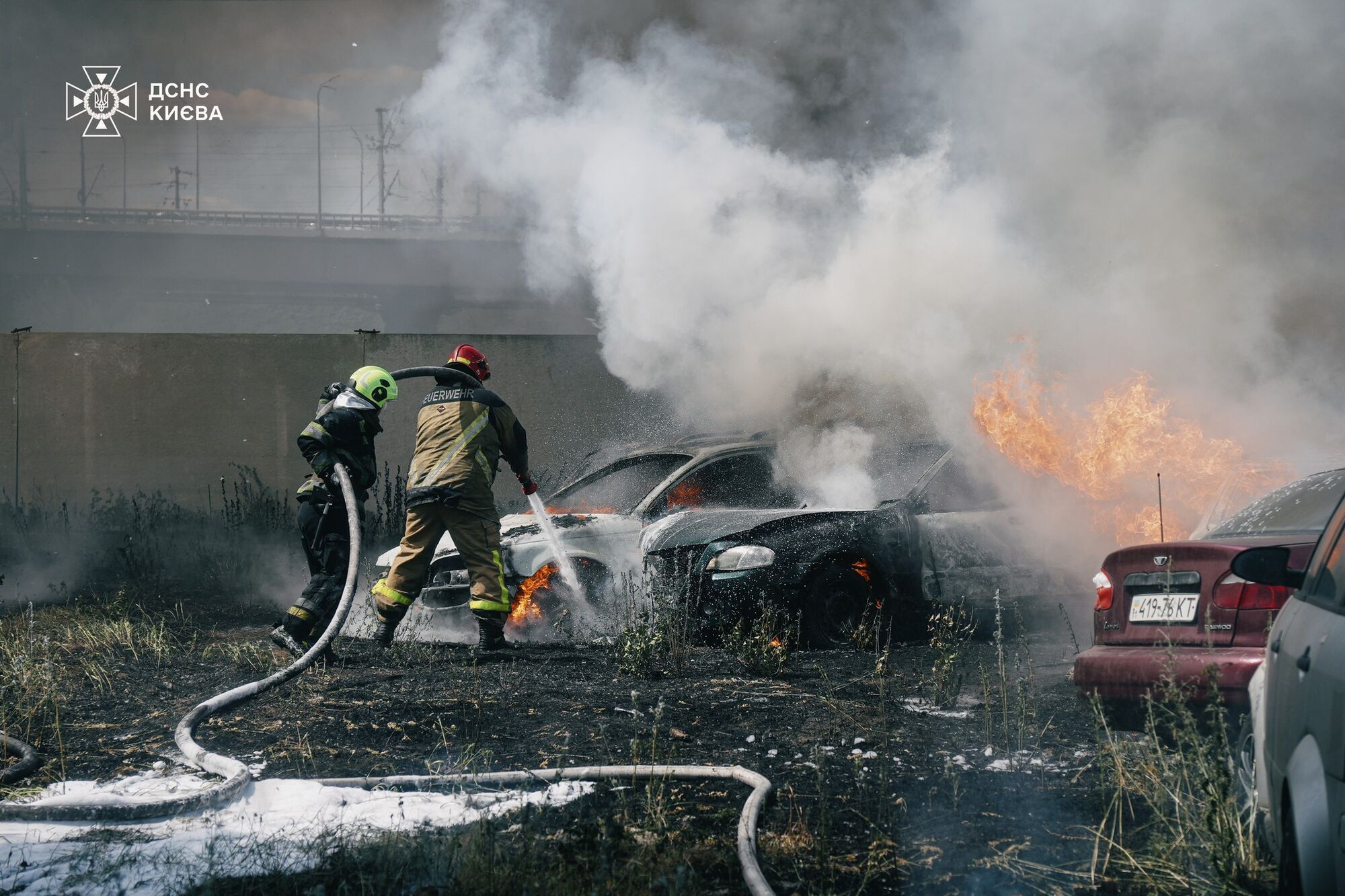 Пожежа в Києві: згоріло 30 автомобілів, автобус та десяток мотоциклів (фото, відео)