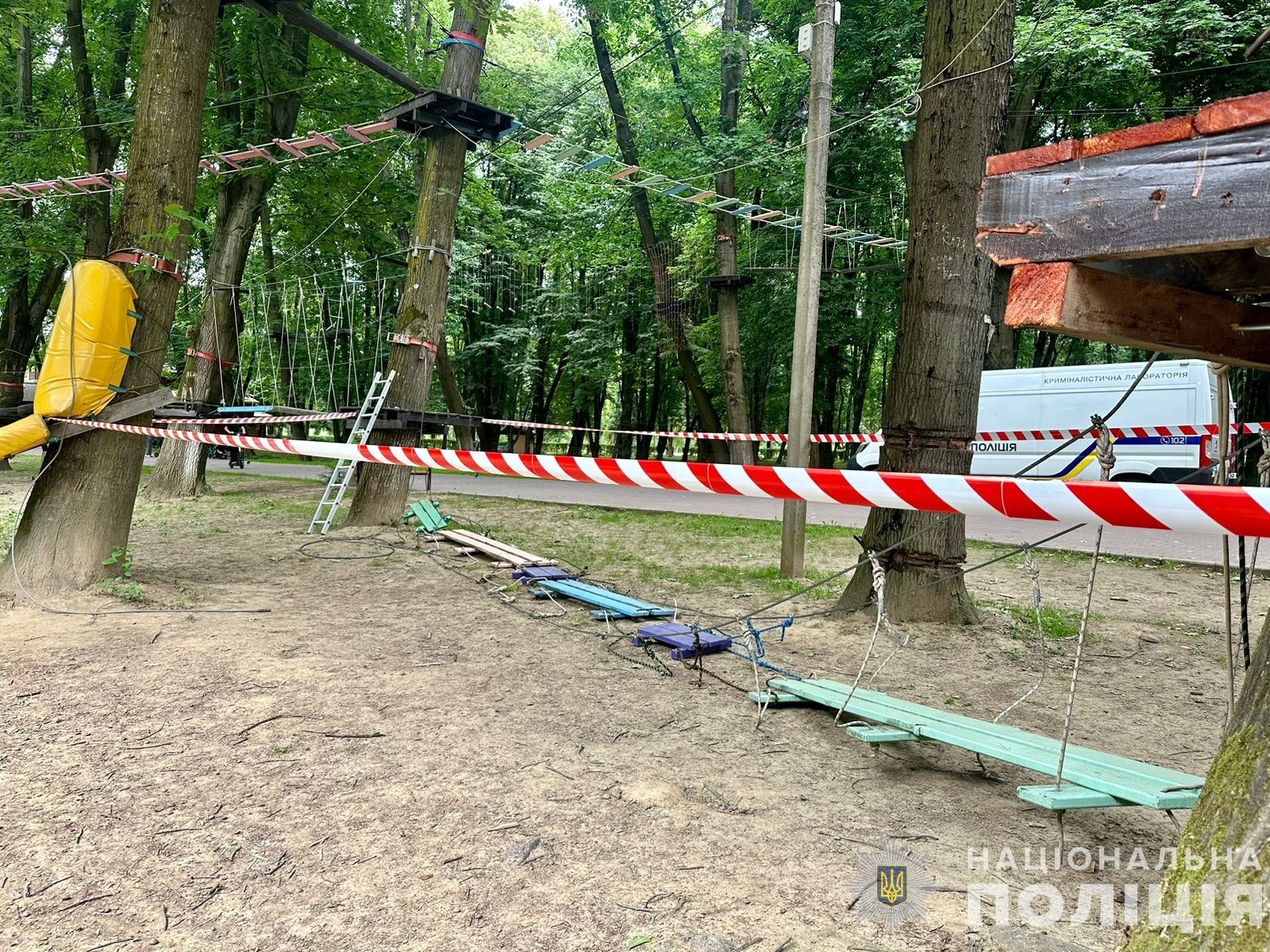 Постраждали 16 дітей: в Ужгороді обірвався трос мотузкового атракціону (фото)