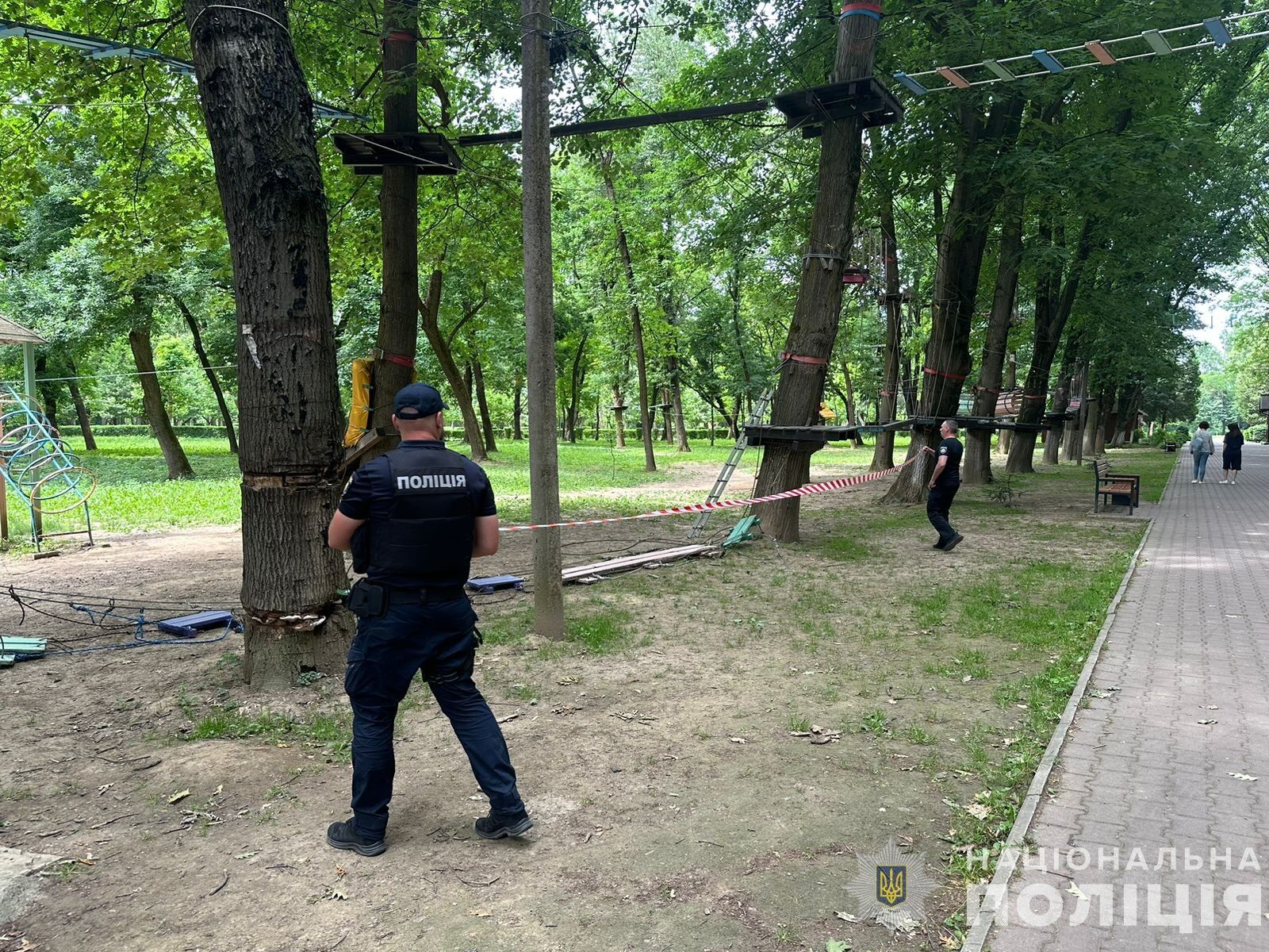 Пострадали 16 детей: в Ужгороде оборвался трос веревочного аттракциона (фото)