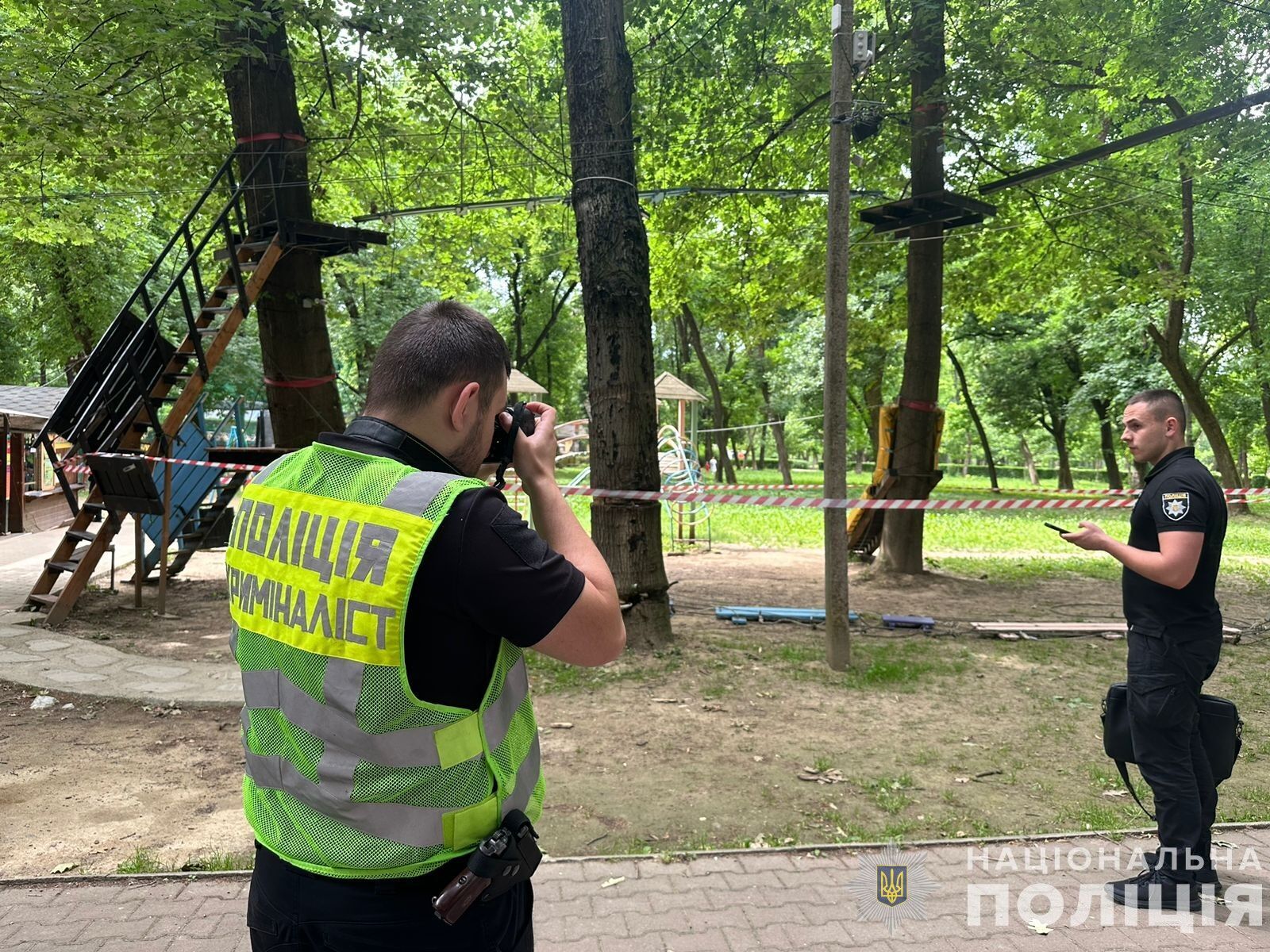 Постраждали 16 дітей: в Ужгороді обірвався трос мотузкового атракціону (фото)