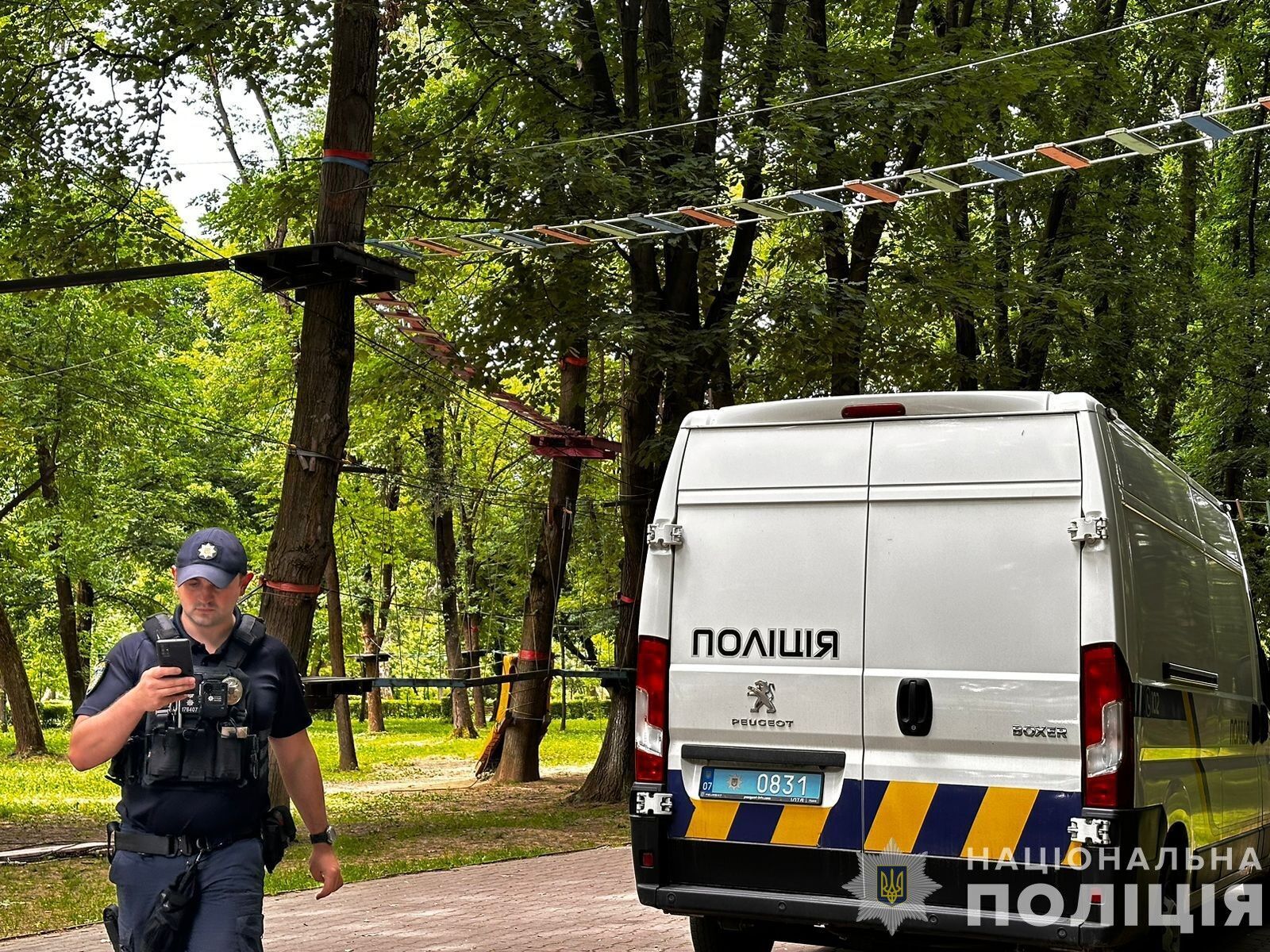 Постраждали 16 дітей: в Ужгороді обірвався трос мотузкового атракціону (фото)