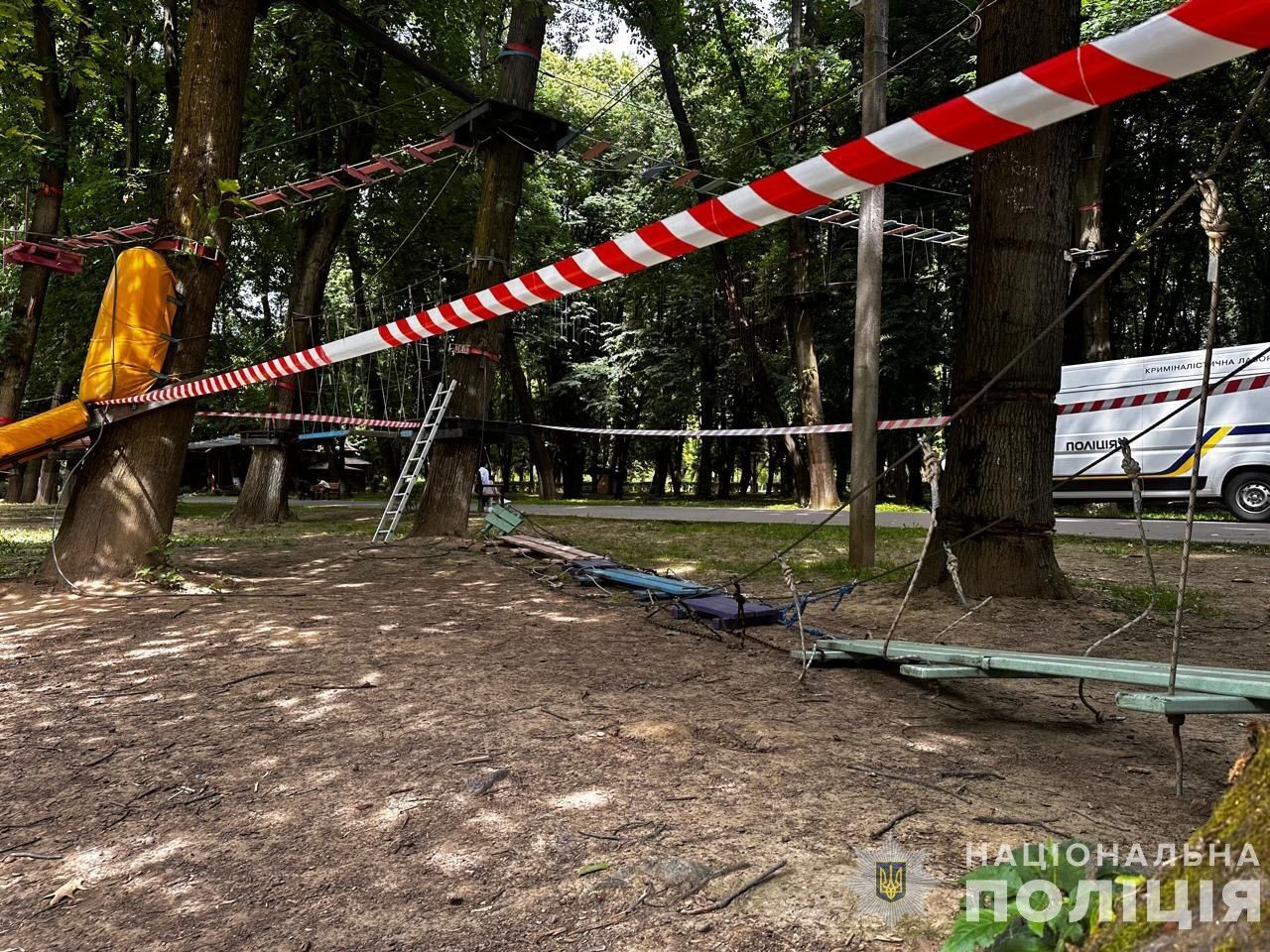 Пострадали 16 детей: в Ужгороде оборвался трос веревочного аттракциона (фото)