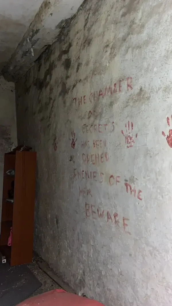 Как в фильме ужасов: студенты нашли в общежитии мистическую потайную комнату (фото)