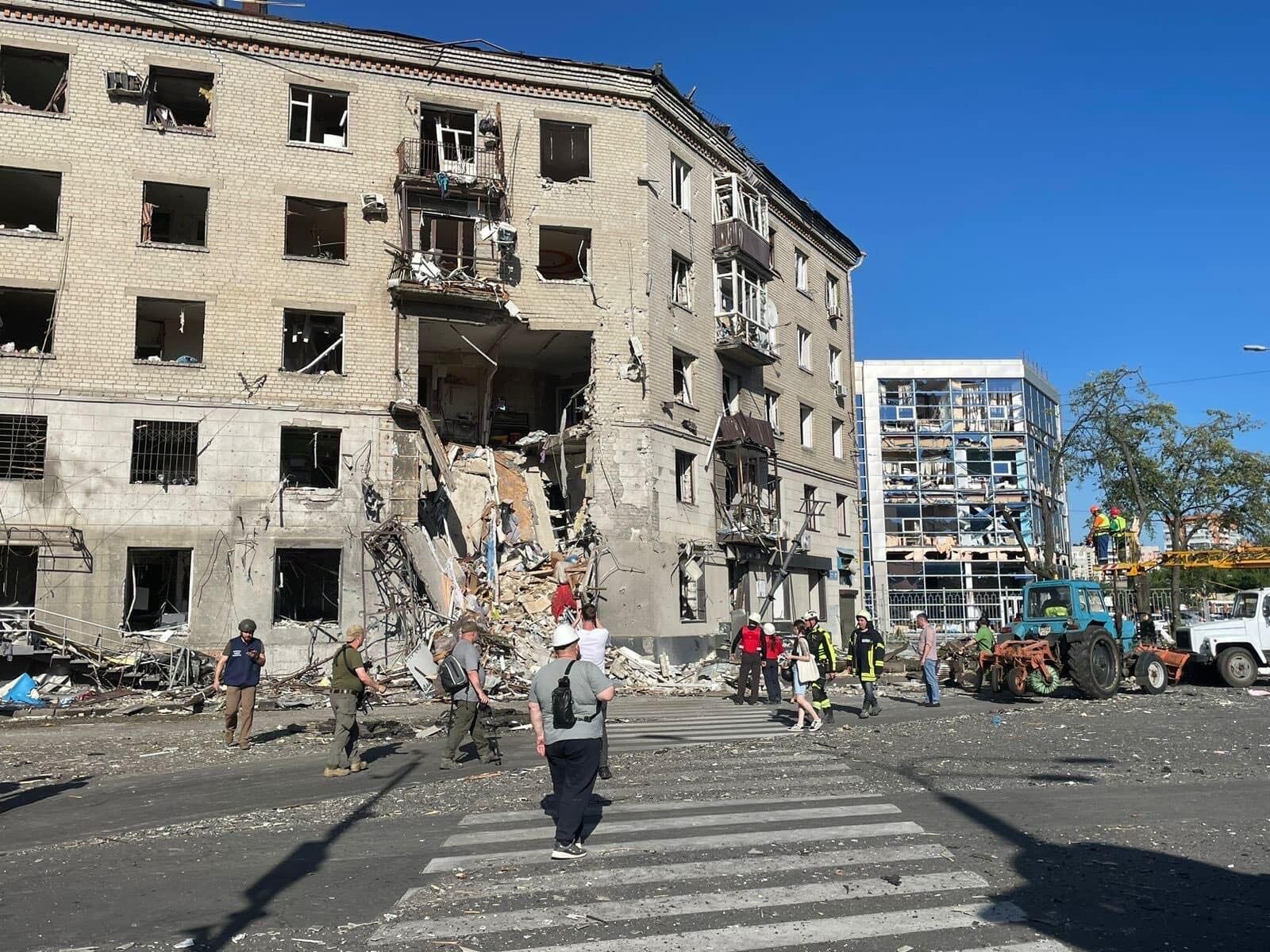 Армия РФ попала по жилому дому в Харькове: есть погибшие и раненые