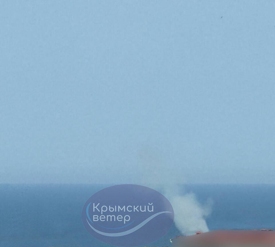 В Криму пролунали вибухи, над Севастополем хмара диму: у росіян істерика через неоголошену тривогу (фото, відео)