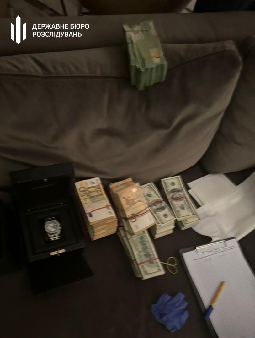 Дорогі годинники та пакети валюти: ДБР провело обшуки у депутата Тищенка (фото)