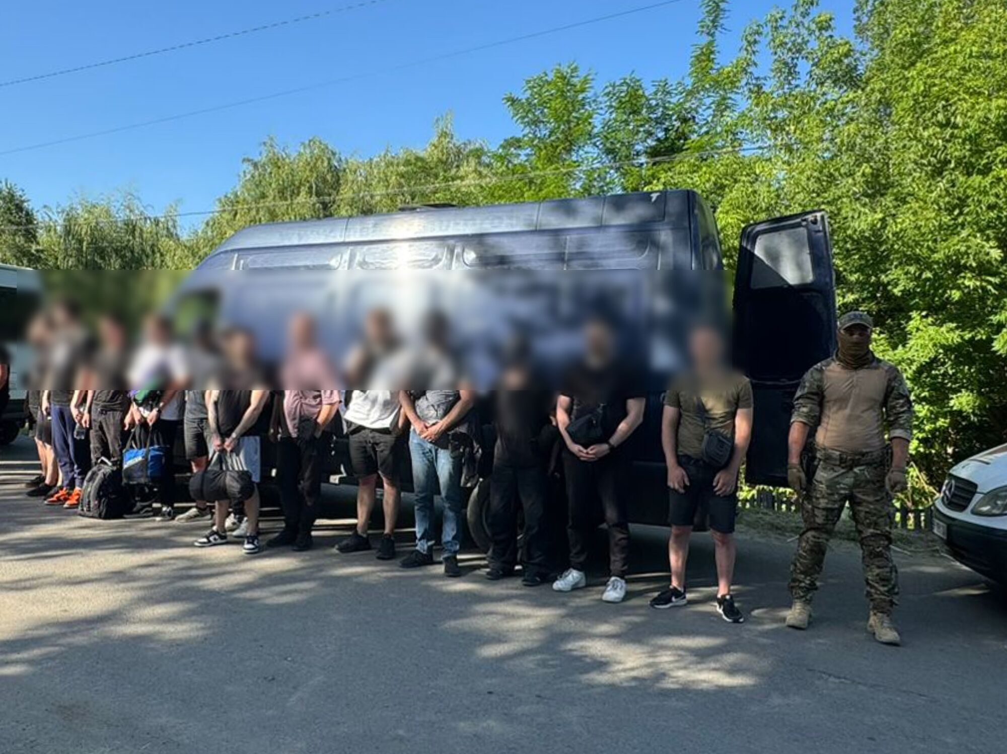 Платили до 20 тисяч доларів: через кордон на Одещині намагалася втекти рекордна кількість чоловіків (відео)