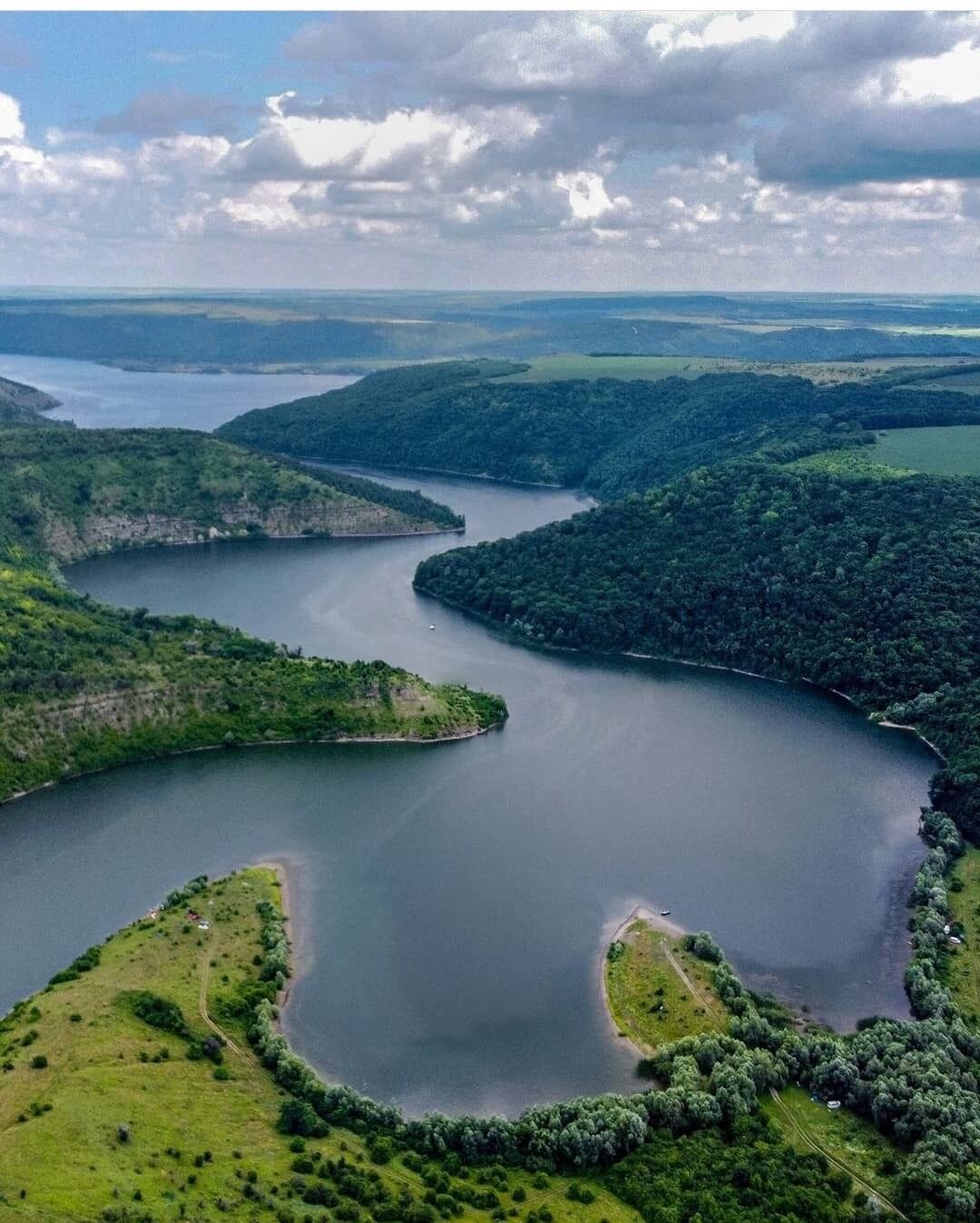 От Бакоты до Дземброни: Топ-3 самых красивых мест в Украине с водой и холмами