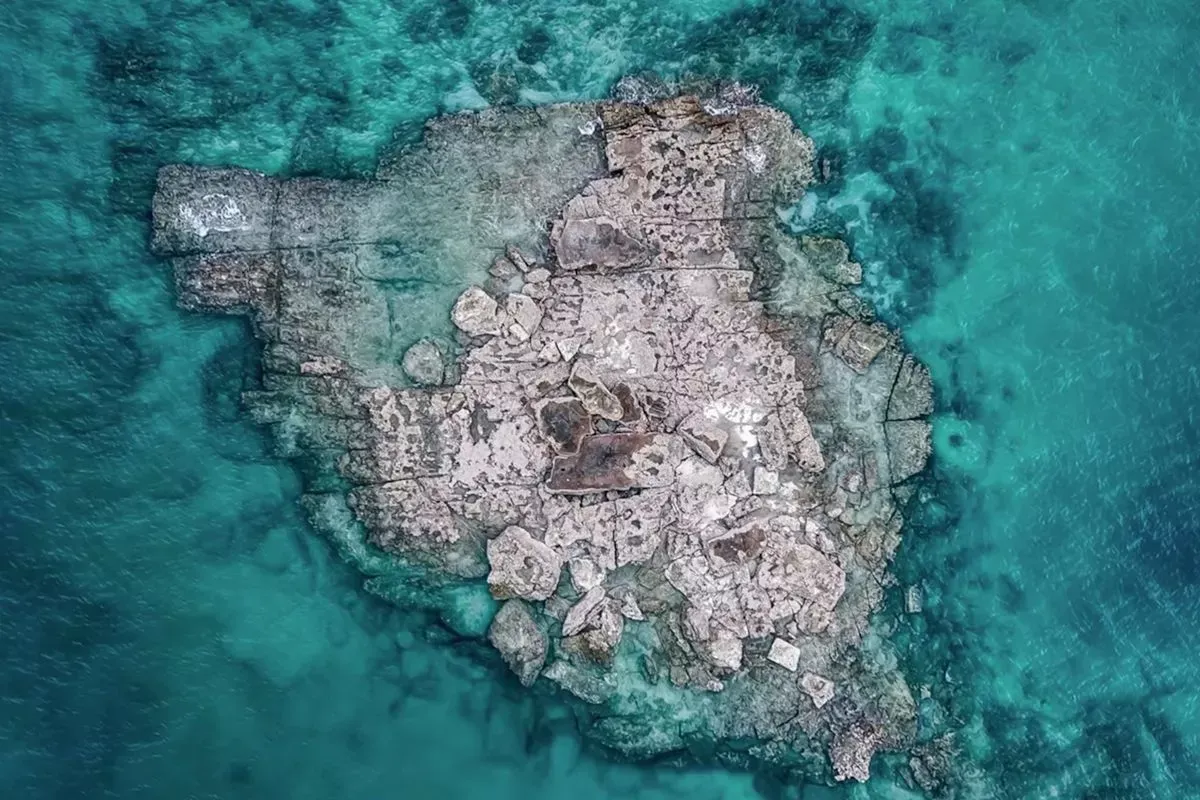 Ancient city under the sea: scientists discover ''Japanese Atlantis'' with pyramids and hieroglyphics (photo)