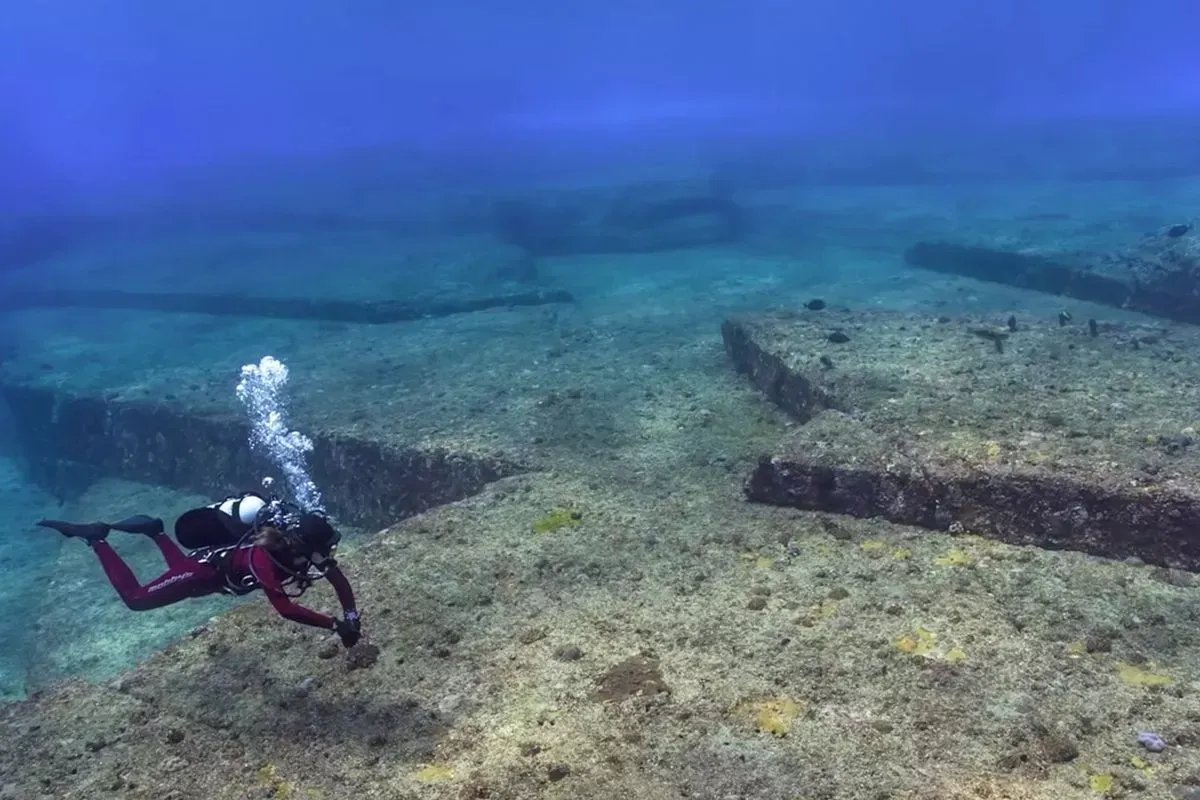 Древний город под водой: ученые нашли ''японскую Атлантиду'' с пирамидами и иероглифами (фото)