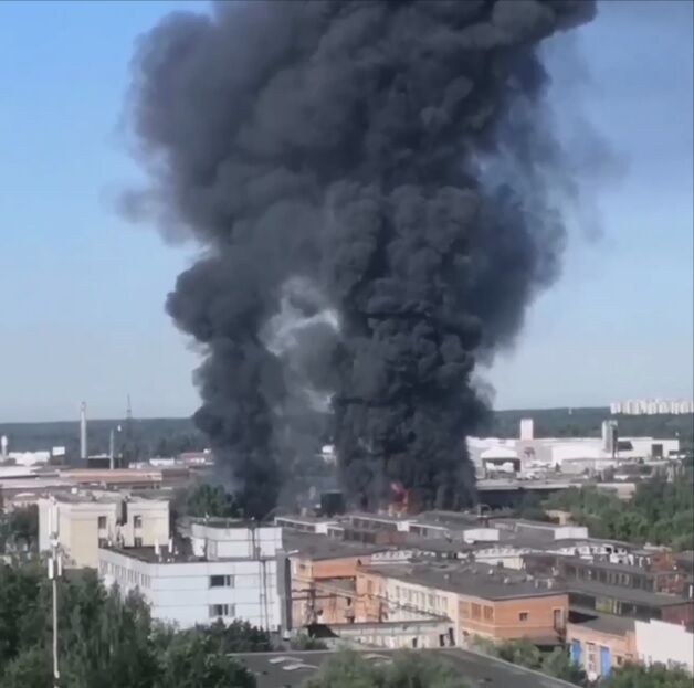 Дим дістався до літаків в небі: під Москвою у Хімках потужно горить завод (фото, відео)