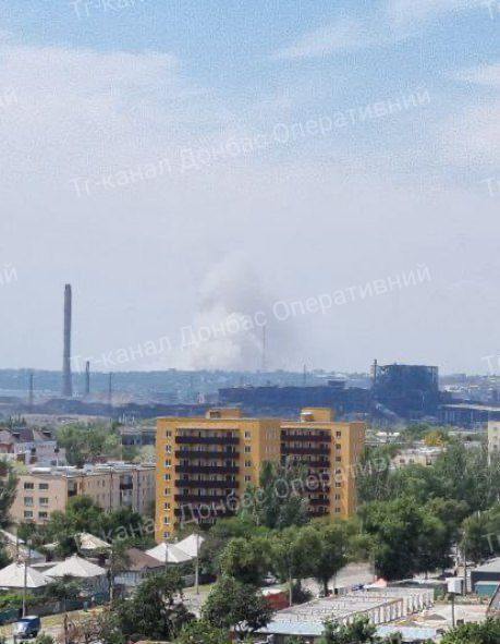 Взрывы и столб дыма: в Мариуполе атакован аэродром оккупантов (видео, фото)