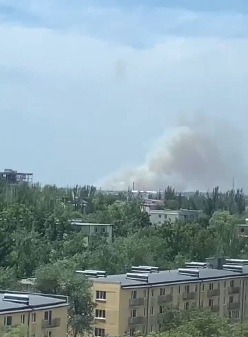 Взрывы и столб дыма: в Мариуполе атакован аэродром оккупантов (видео, фото)