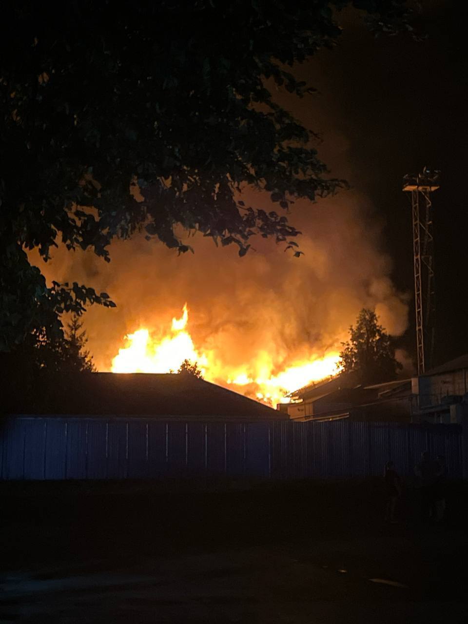 В Курській області рф після атаки дронів загорівся завод, що виробляє продукцію для енергетики (фото та відео)