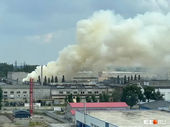 В росії горить одне з найбільш підприємств з виробництва військової техніки (відео)