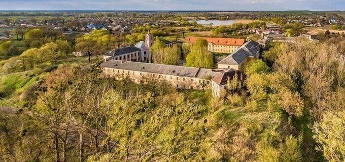 Олицкий замок в поселке Олика