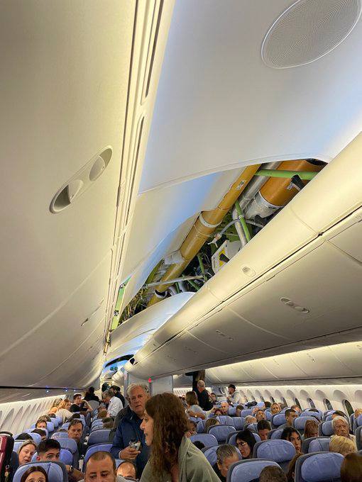 Пассажиров разбросало по салону самолета: Boeing 787, летевший из Мадрида, попал в сильную турбулентность (видео)