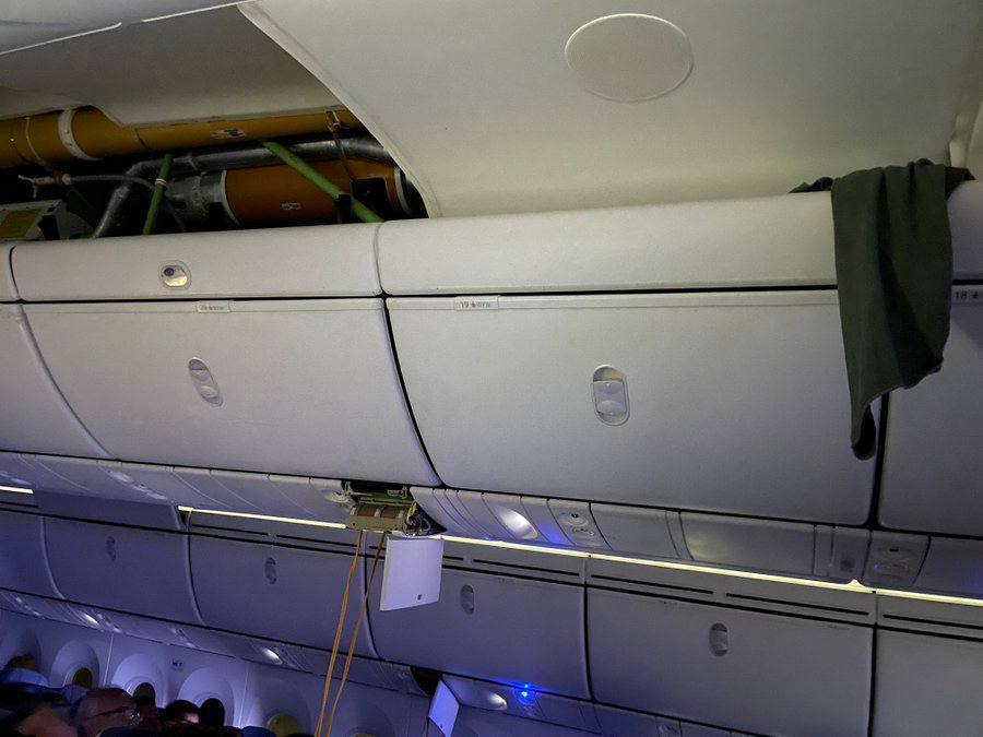 Пассажиров разбросало по салону самолета: Boeing 787, летевший из Мадрида, попал в сильную турбулентность (видео)