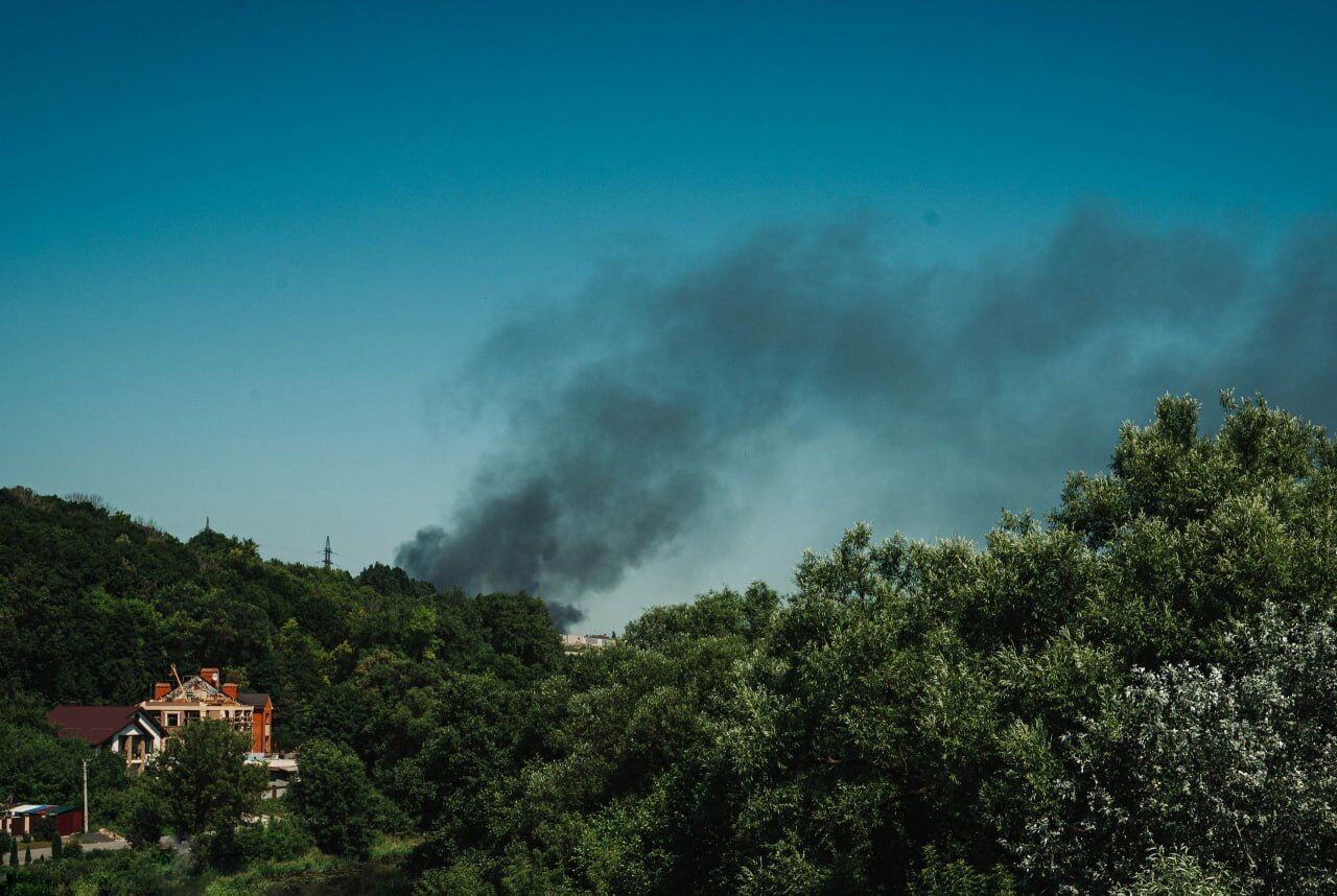 Столб дыма виднеется из всех уголков города: в Курске масштабный пожар на военном объекте (фото и видео)