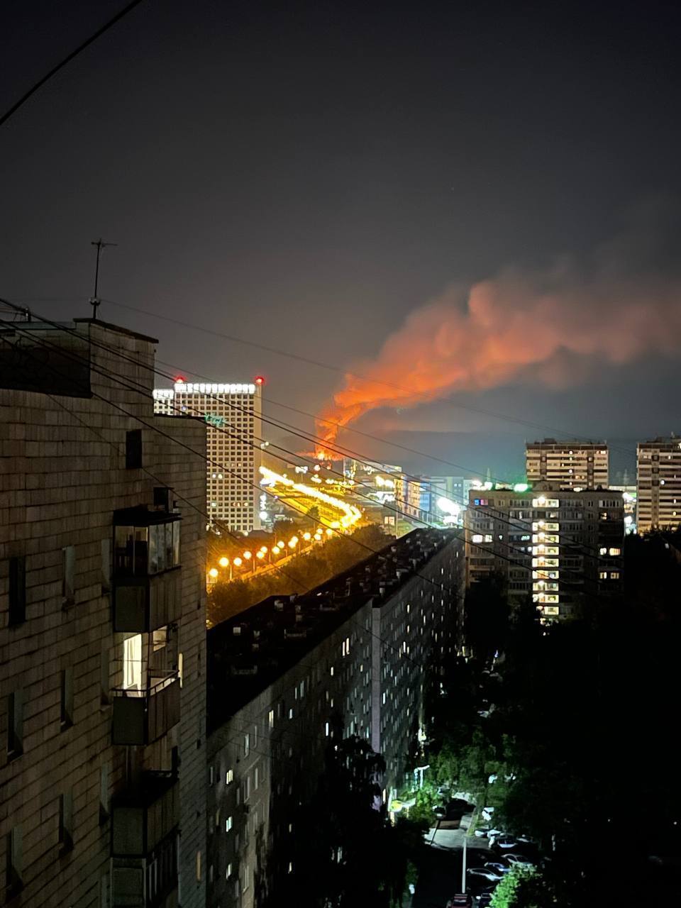 После громкого взрыва в российском Екатеринбурге разгорелся мощный пожар: дым виден за километры (фото, видео)