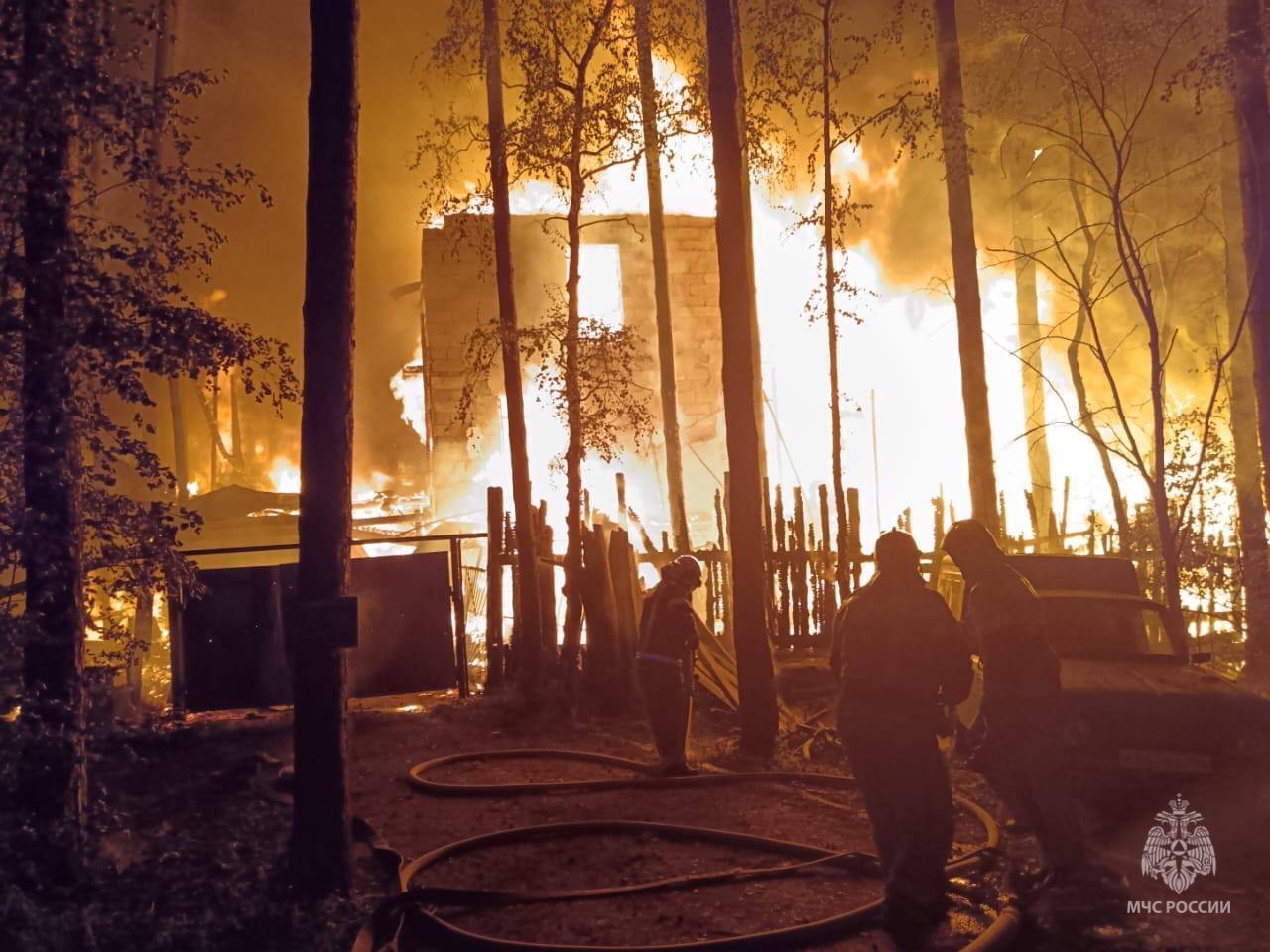 Після гучного вибуху в російському Єкатеринбурзі розгорілася потужна пожежа: дим видно за кілометри (фото, відео)