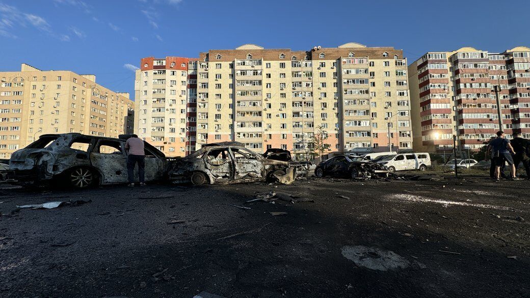 Горіли авто, в будинках вибиті вікна: росія ракетами вдарила по центру Сум (фото)