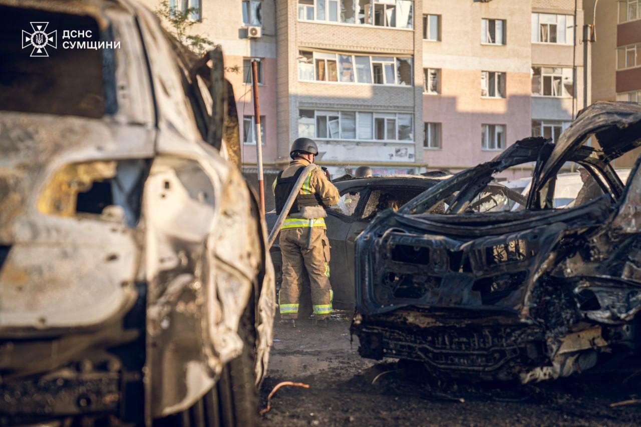 Горіли авто, в будинках вибиті вікна: росія ракетами вдарила по центру Сум (фото)